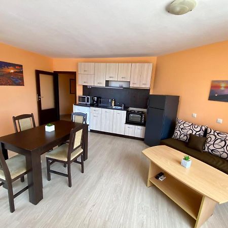 Cozy Apartment In The Center Of Primorsko Exterior foto